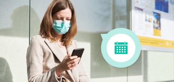 Kobieta umawiająca konsultację online u lekarza podczas pandemii